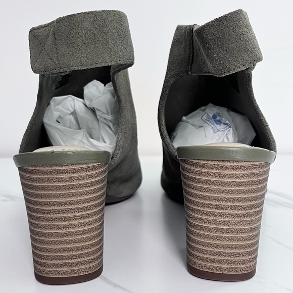 NEW Clarks Deva Bell Suede Booties Block Heel Olive Green Leather Size 9 - Picture 5 of 10